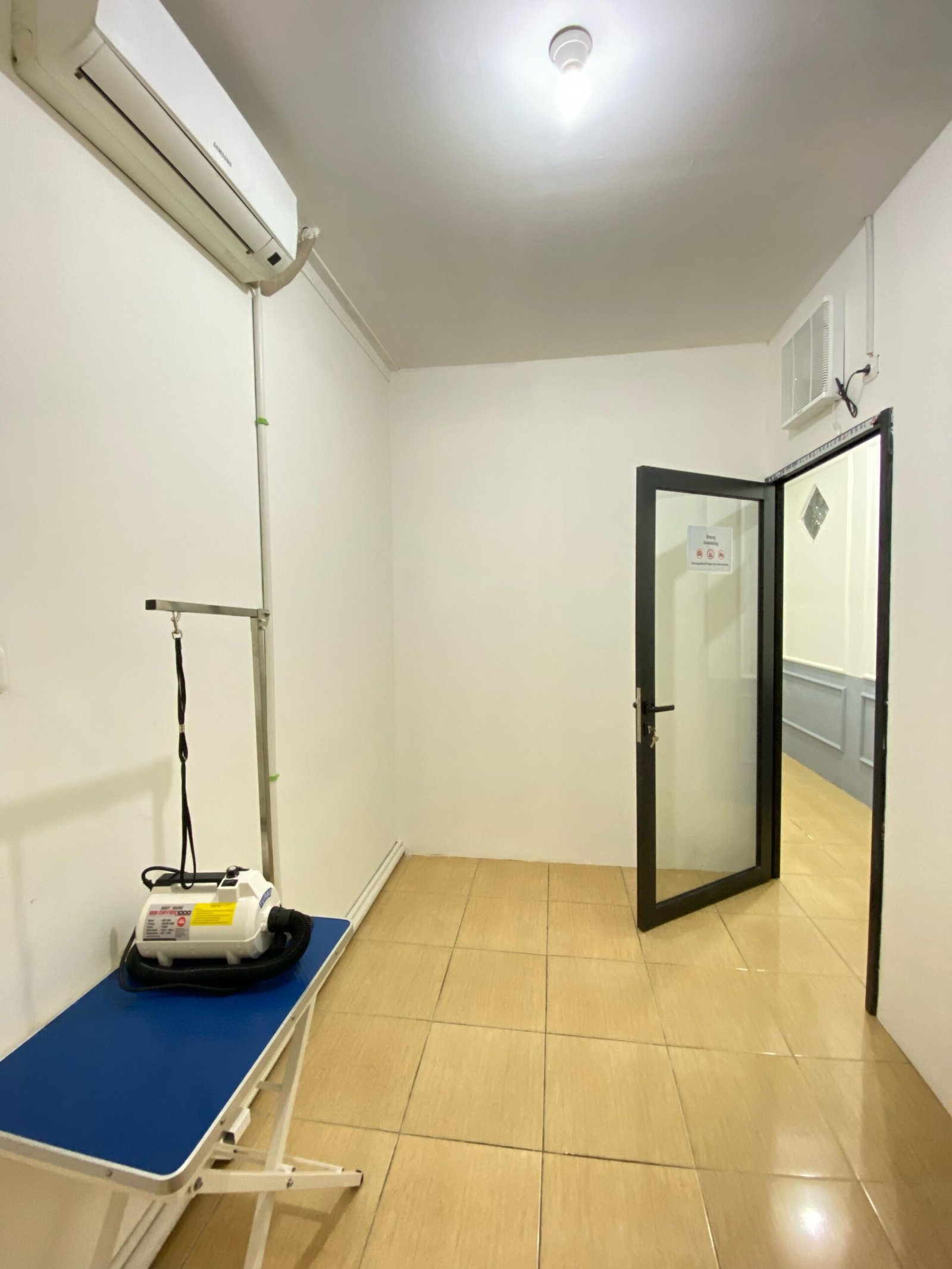 Ruang grooming Andara Vet Clinic dengan meja grooming dan peralatan pengering